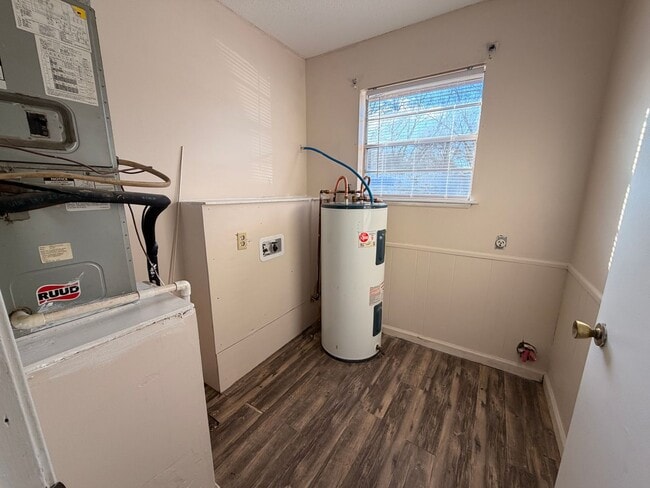 Building Photo - 1502 S Commerce Ave