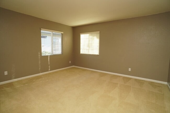 Building Photo - Spacious 4 bedroom 2.5 bathroom in Lincoln Crossing!