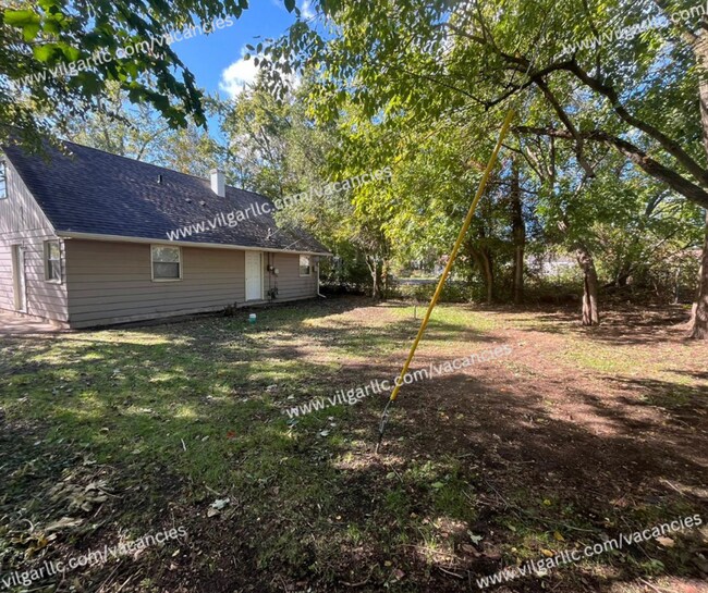 Building Photo - 3 spacious bedrooms, 1 updated bathroom home in Gary, IN