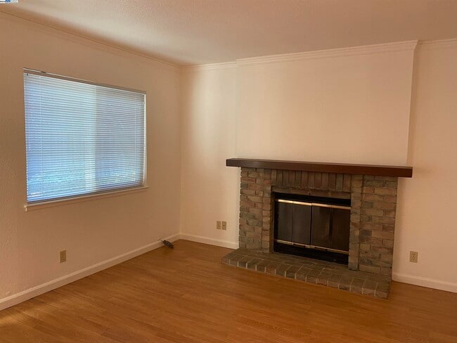 Building Photo - 6084 Vía de los Cerros