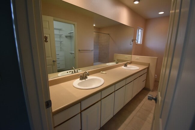 Building Photo - UNFURNISHED 3/2 PRIVATE HOME WITH OCEAN VIEW! AVAILABLE NOW!