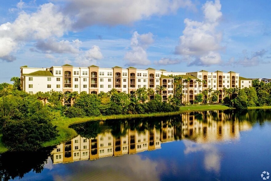 Primary Photo - Vizcaya Lakes