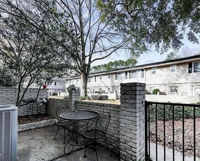 Building Photo - 6940 Roswell Rd