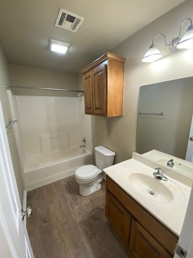 Building Photo - 2 bedrooms - 2 baths + Garage!! Self Showi...