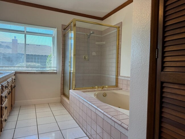 Building Photo - 6517 N San Pedro Ave