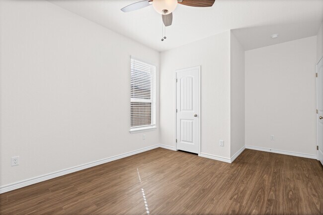 Building Photo - 5104 Rose Gdn Lp