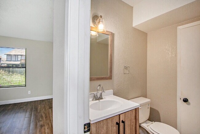 Building Photo - Great 2 Bdrm 1.5 Bath Duplex - Keller, TX