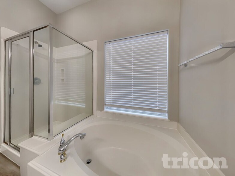 Building Photo - 10834 Golden Sunshine Dr