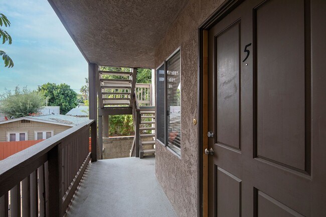 Building Photo - Gorgeous 2BR in Hillcrest with 2 Parking S...