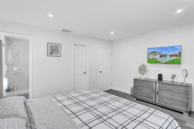 Building Photo - 2114 N 42nd Ave