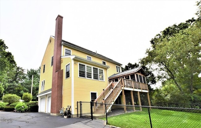 Building Photo - 398 Davis St