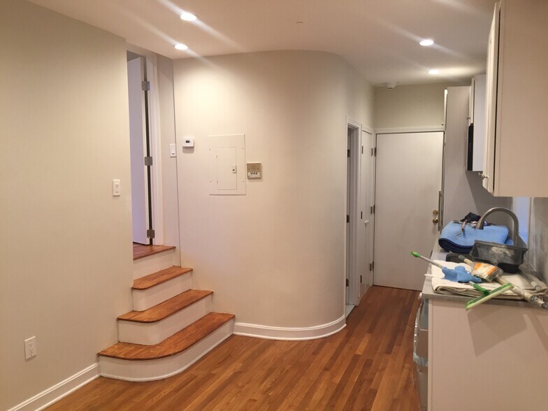 Building Photo - 10 Church St