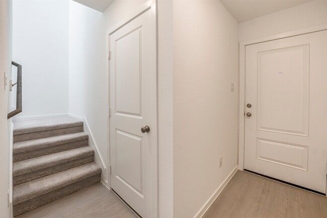 Building Photo - 919 Pertuso Ln