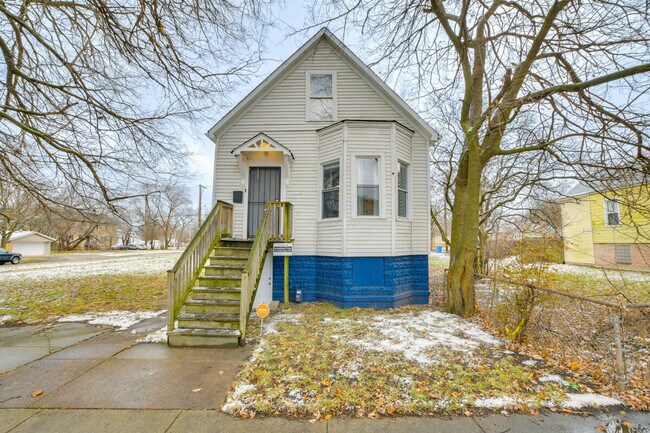 Building Photo - 5207 S May St