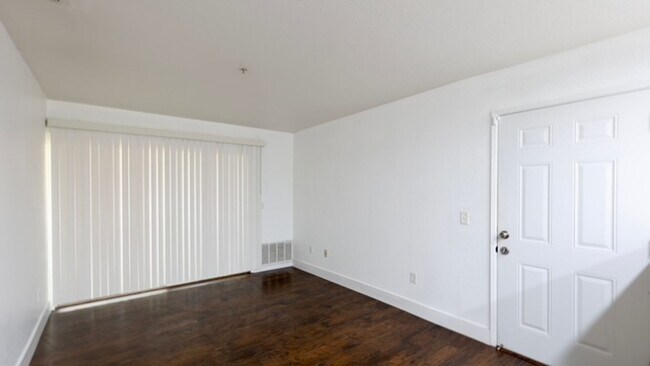Building Photo - Very Nice 2 Bedroom and 2 Bathroom Apartment $2,450 + $125.00 WSG