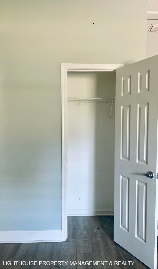 Building Photo - Renovated 2/1 Westside Duplex