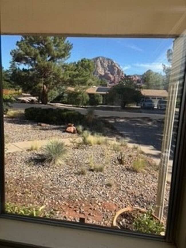 Building Photo - Cozy, West Sedona home with large fenced b...