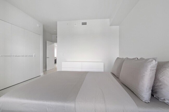 Building Photo - 700 NE 24th St