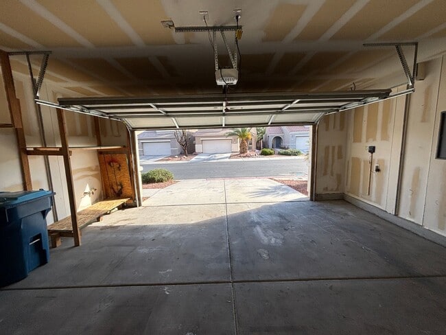 Building Photo - Gorgeous 3bed / 2.5bath home in the Silverstone Ranch community!