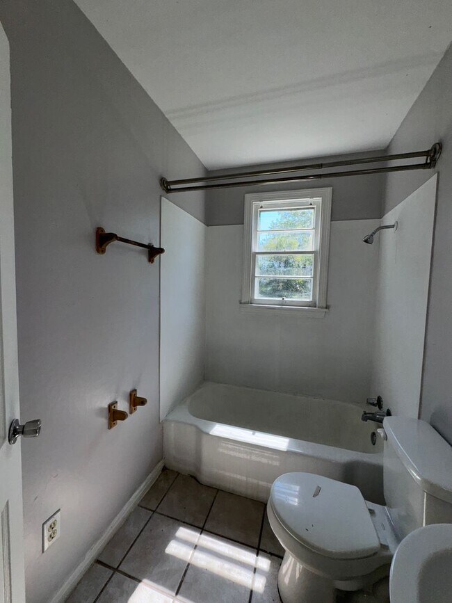 Building Photo - 55 Alan St