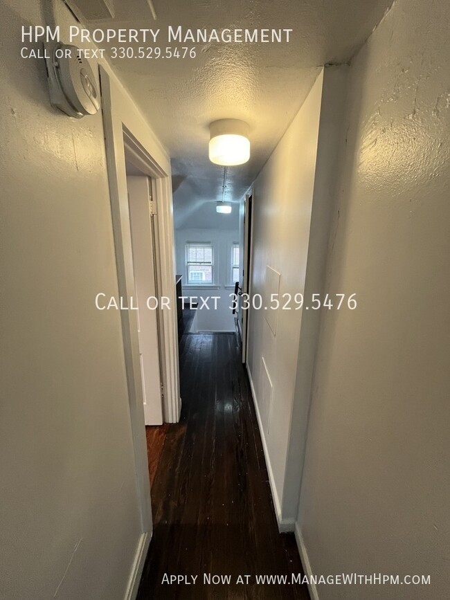 Building Photo - Move in special! 1st month’s rent is free!