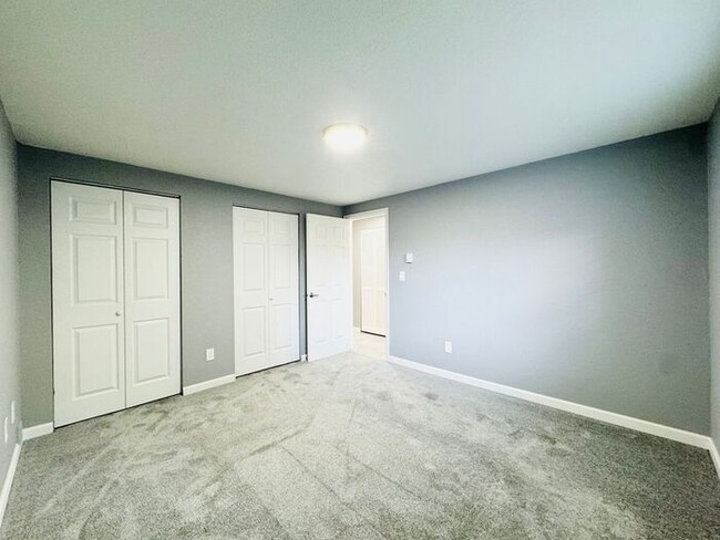 Building Photo - Gorgeous 2 bed 2 bath Condo with Office in...