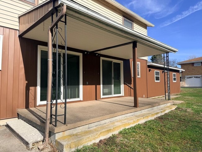 Building Photo - 302 Walters Ave