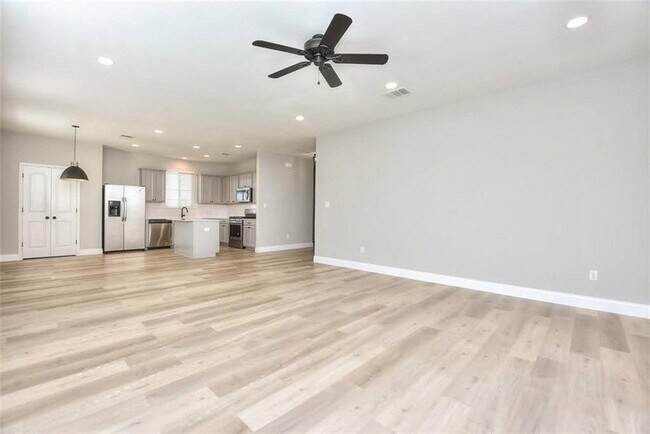 Building Photo - 204 Russet Trl