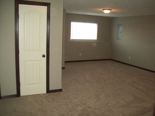 Building Photo - 5350 N Cypress Dr