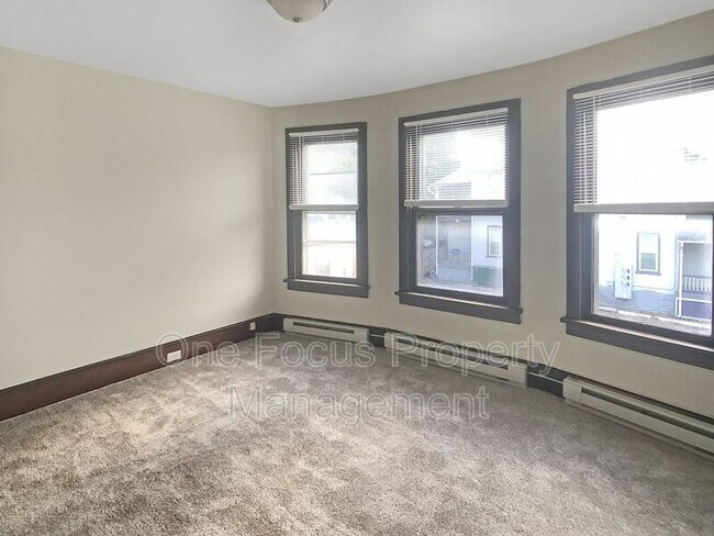 Building Photo - 930 Vine Ave