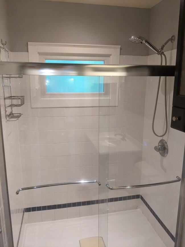 Building Photo - 105 W Longview St