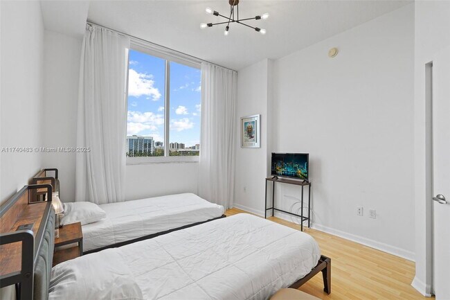 Building Photo - 2775 NE 187th St