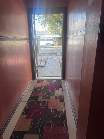 Building Photo - 921 N 19th Ave