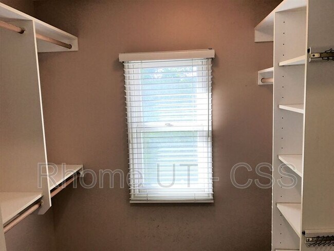 Building Photo - 2041 E Windsor Oak Cv