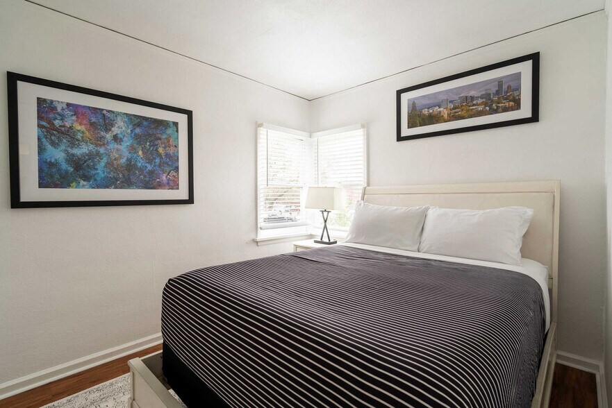 Building Photo - 825 SE 49th Ave