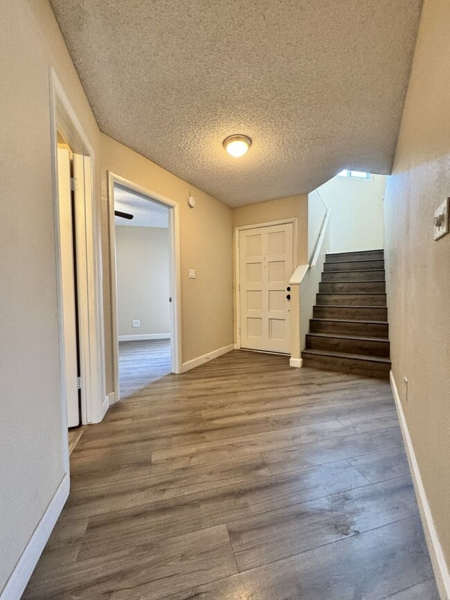 Building Photo - Great 3 bedroom 2 bath culdesac lot with f...