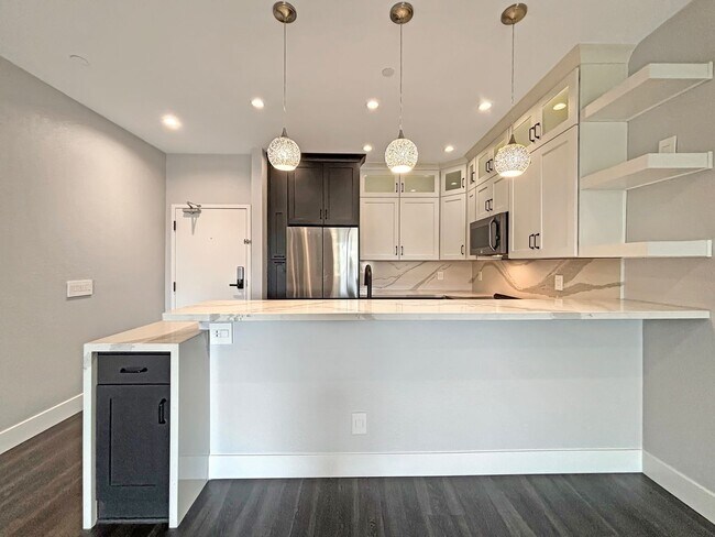 Building Photo - Stunning 2BD/2BA Condo in Bankers Hill W/ ...