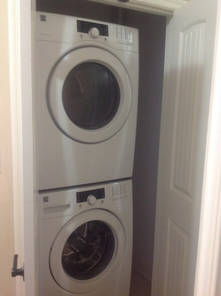 Full Size Washer / Dryer - 1002 Enterprise Dr