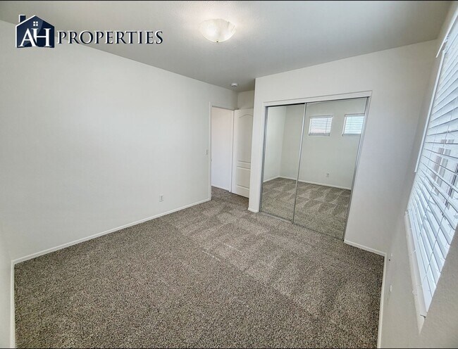 Building Photo - Large backyard Home in Surprise