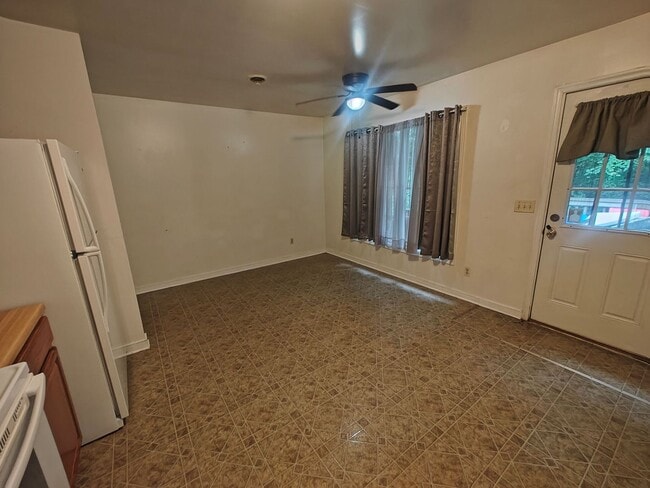 Building Photo - 3 bedroom home on private lot