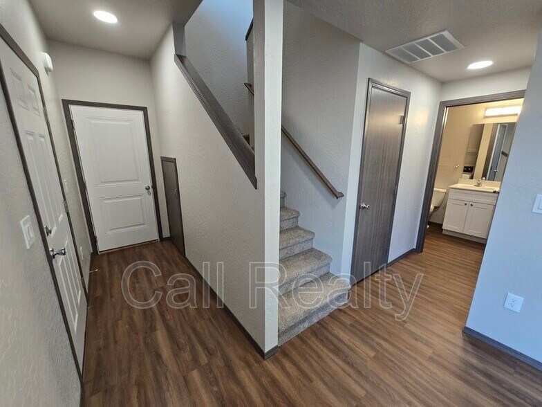 Building Photo - 308 S Clinton Ln