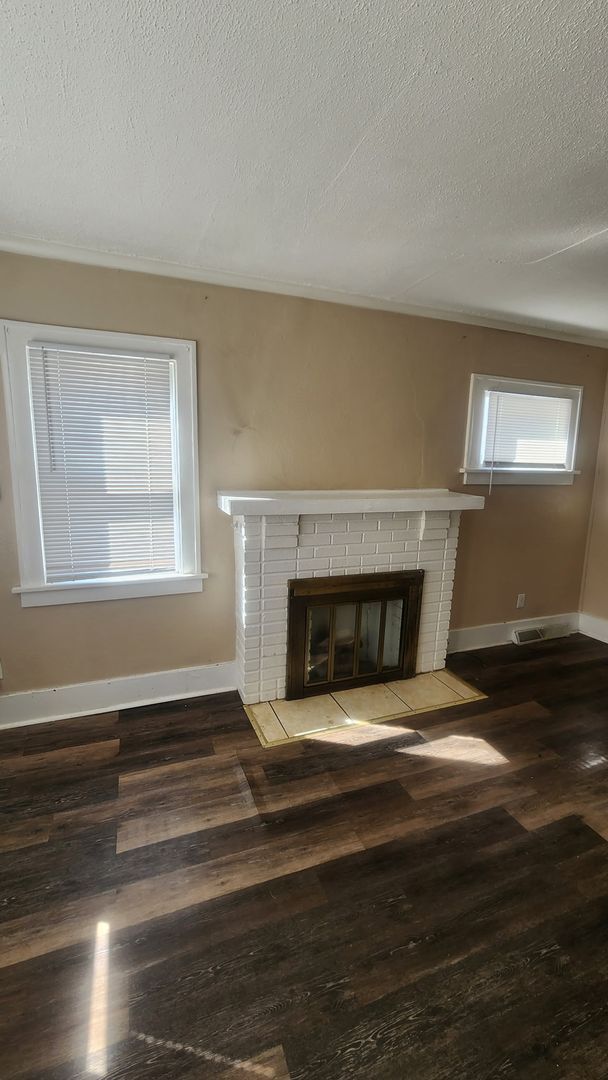 Building Photo - 2 Bed 1 Bath