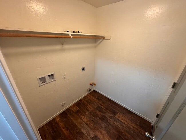 Building Photo - Lovely Home for rent in Hanford,Ca