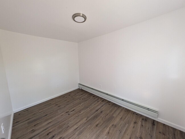 Building Photo - 114 N Texas Ave