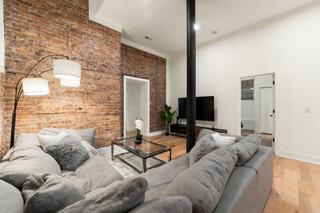 Building Photo - 1941 W Augusta Blvd