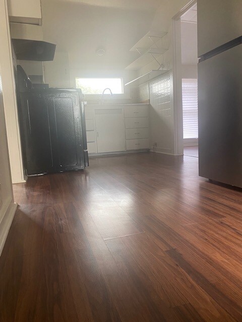 Building Photo - 1108 S Garey Ave