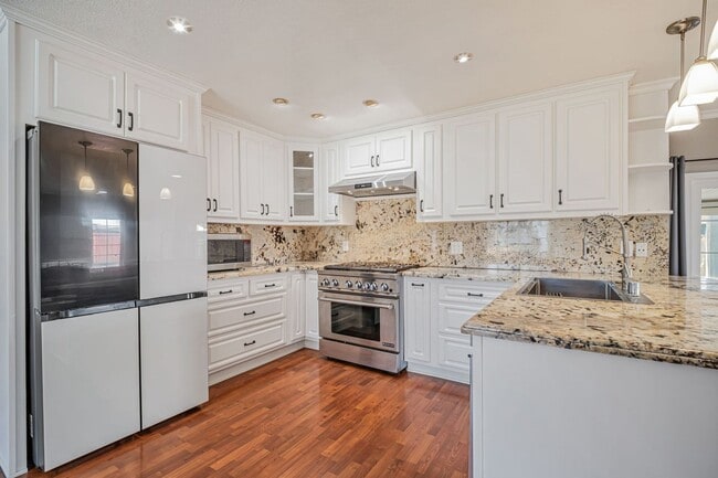 Building Photo - Charming 3BR/2BA Single Family Home for re...