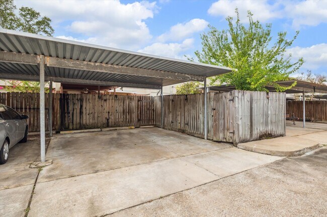 Building Photo - 1428 Silverpines Rd