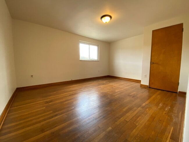 Building Photo - Cozy Two Bedroom Townhome with Central AC ...