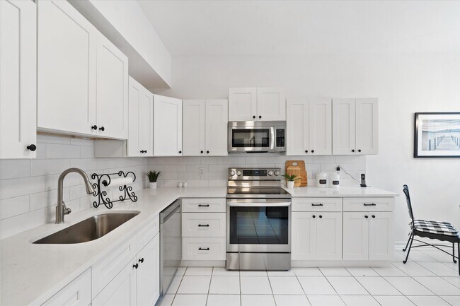 Building Photo - 5083 Lake Catalina Dr